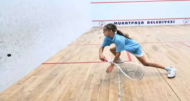 Antalya Muratpaşa’da squash sporcuları turnuvada buluştu