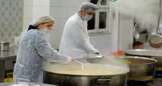 Antalya Muratpaşa her gün 3 çeşit yemekle içleri ısıtıyor