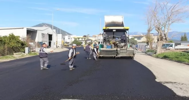 AntalyaBüyükşehir Finike’nin ana arterlerini sıcak asfalt ile kaplıyor