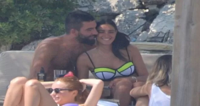 Arda Turan, sevgilisi Aslıhan Doğan'ı öpücüğe boğdu