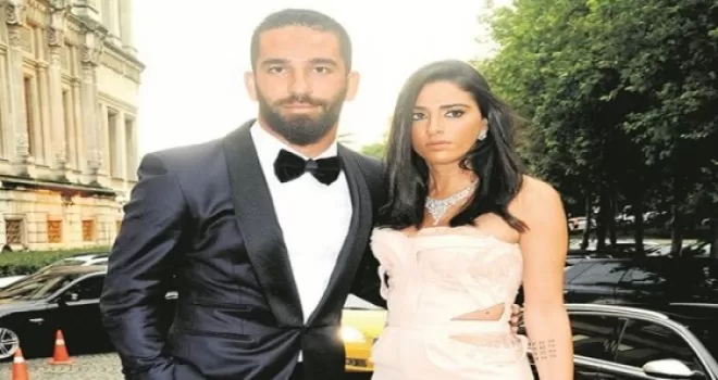 Arda Turan ve sevgilisinden Barcelona selfiesi