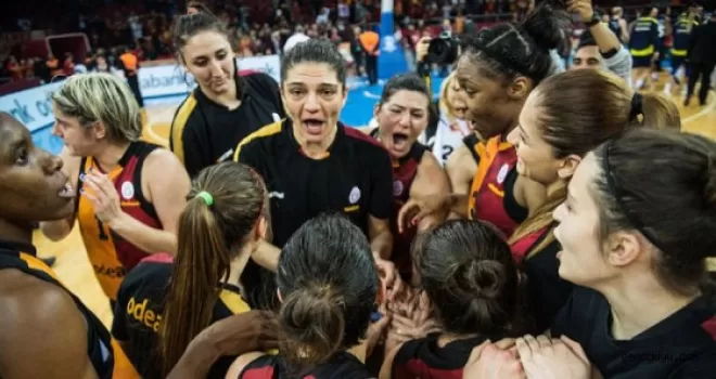 Aslan Prag'da kükredi