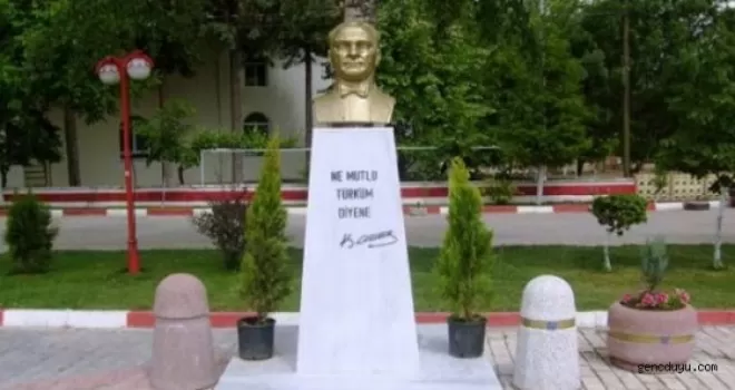 Atatürk büstünü yere attılar