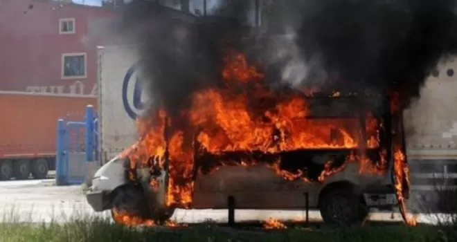 Ateşe Verilen HDP Minibüsünün Şoförü Yoğun Bakımda