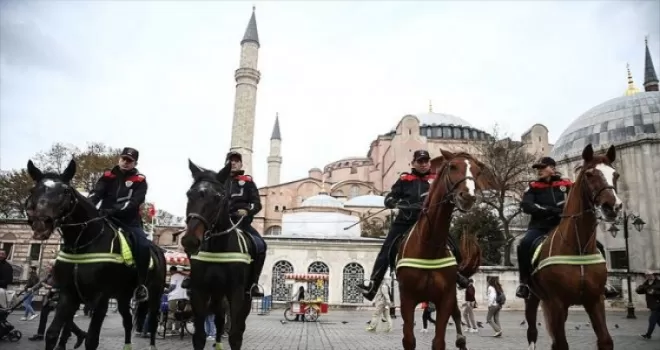 'Atlı Birlikler' Sultanahmet'te devriyeye başladı