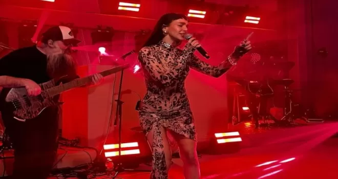 Aybüke Albere İstanbul’da sahneyi salladı