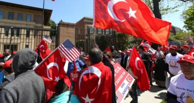Azeri Vatandaş, Türk Bayrağını Tek Başına Korudu