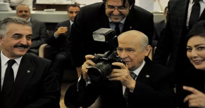 Bahçeli gazetecilerin fotoğraflarını çekti