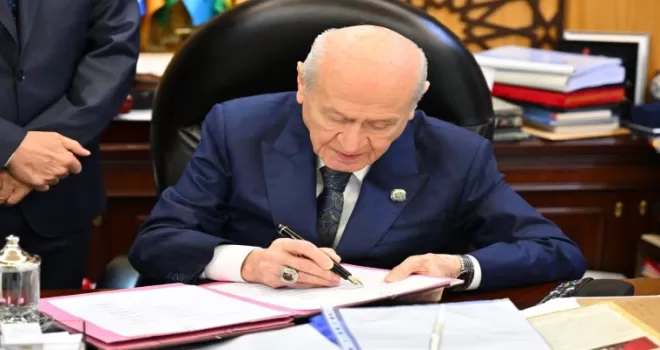 Bahçeli ’Terörsüz Türkiye’ için hazırlanan çerçeve yasaya imza attı
