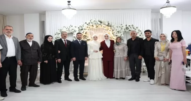 Bakan Göktaş, gence kız istedi!