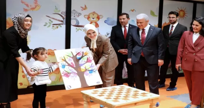 Bakan Göktaş, Hoşkubbe Millet Kütüphanesi’ni ziyaret etti