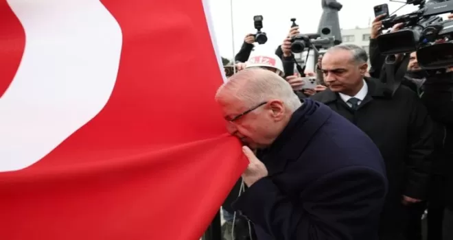 Bakan Güler, şanlı sancağı Çanakkale’de göndere çekti