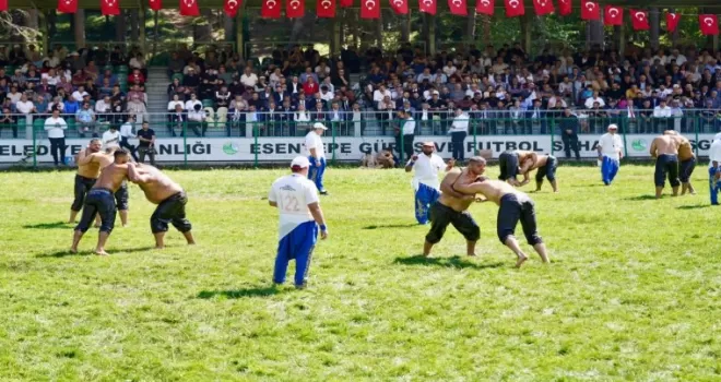 Bakan Tekin, tarihi yağlı güreşlerde  ’güreş ağası açık artırması’na katıldı