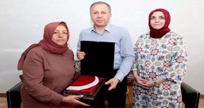 Bakan Yerlikaya’dan şehit bekçinin ailesine ziyaret