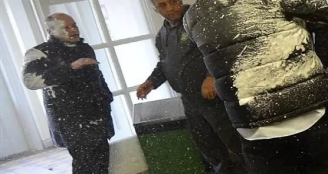 Bakanın yüzüne köpük sıktılar