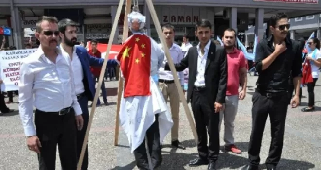 Balıkesir Ülkü Ocakları Çin Diktatör Mao'yu Dar Ağacında Astı