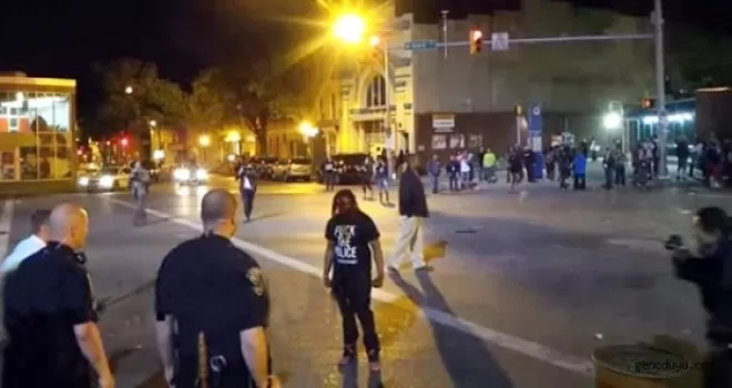 Baltimore Polisinden Protestocu Gence Sert Müdahale