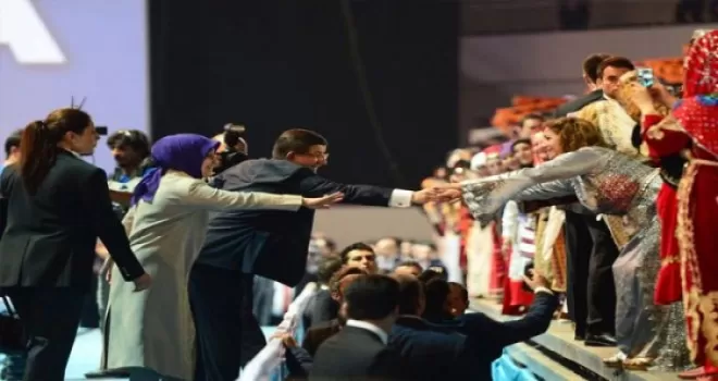 Başbakan Davutoğlu kongre merkezinin önünde konuştu