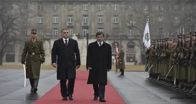 Başbakan Davutoğlu‘na Macaristan‘da resmi karşılama