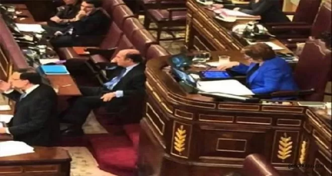 Başbakan konuştu, meclis başkanı ‘Candy Crush‘ oynadı