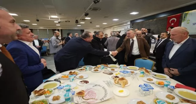 Başkan Büyükakın pazarcı esnafıyla birlikte oruç açtı