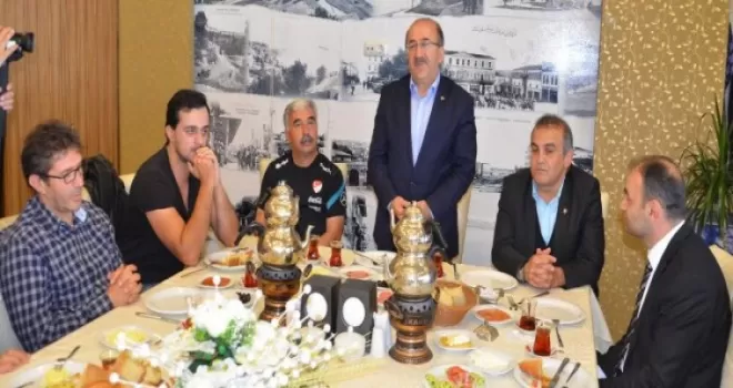 Başkan Gümrükçüoğlu futbol antrenörlerine sertifikalarını verdi‏‎