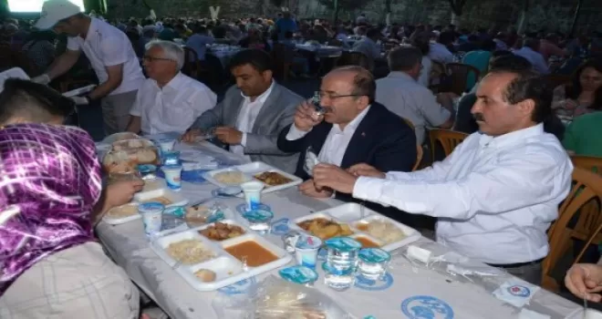 Başkan Gümrükçüoğlu ilk iftarını Yeşiltepeli vatandaşlarla birlikte açtı
