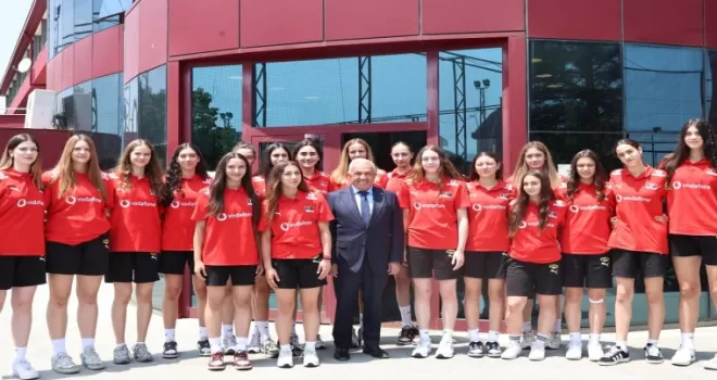 Başkan Şadi Özdemir’den filenin genç sultanlarına motivasyon ziyareti