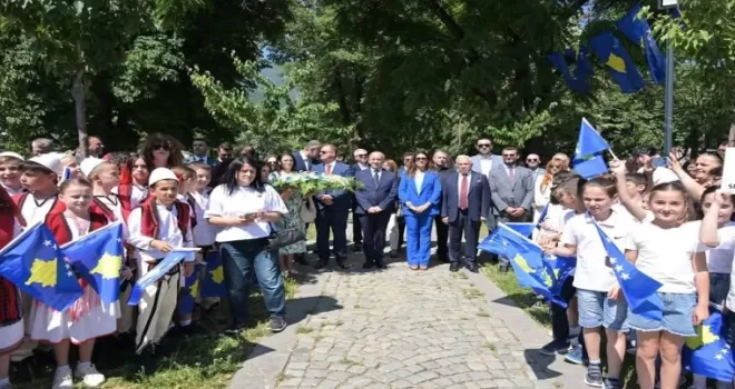 Başkan Şadi Özdemir Peja’nın Kurtuluş Günü törenlerine katıldı