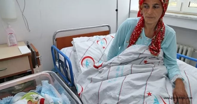Bebeğiyle birlikte eşinden gelecek haberi bekliyor