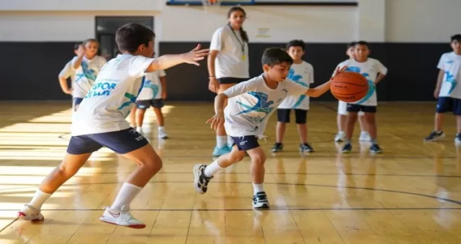 Beylikdüzü’nde öğrenciler yazı sporla geçiriyor