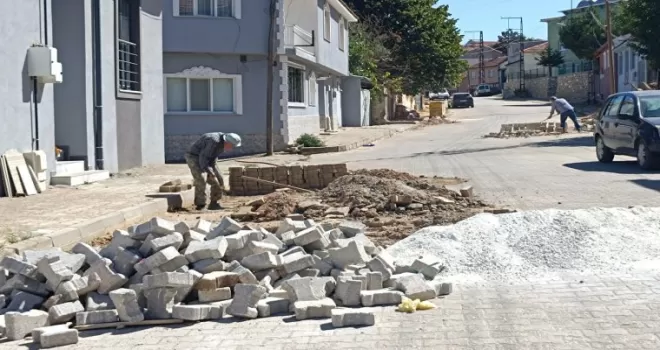 Bilecik Pazaryeri’nde kaldırım onarımları sürüyor