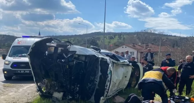 Bilecik Pazaryeri’nde korkutan kaza: 2 yaralı