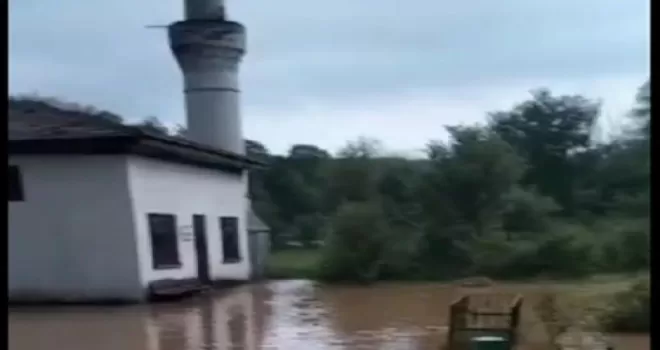 Bilecik Pazaryeri’ni sağanak yağış felç etti
