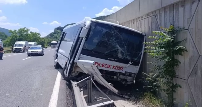 Bilecik’te midibüs tıra çarptı: 6 yaralı