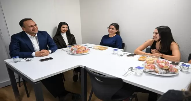 Bornova’da Başkan Eşki’den yurtta kalan öğrencilere anlamlı ziyaret