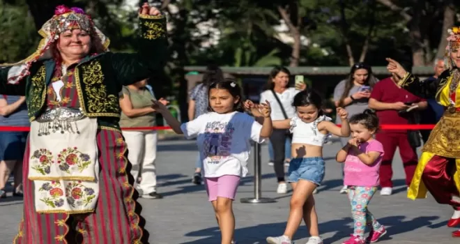 Bornova Halk Dansları Festivali coşkuyla başladı
