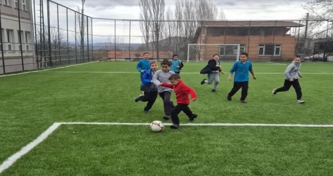 Bursa Büyükorhan’daki halı saha sil baştan yenilendi