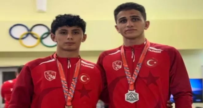 Bursa Büyükşehirli güreşçilerden iki madalya