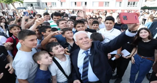 Bursa’da Başkan Bozbey karne sevincine ortak oldu