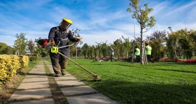 Bursa’da park ve bahçelere düzenli bakım