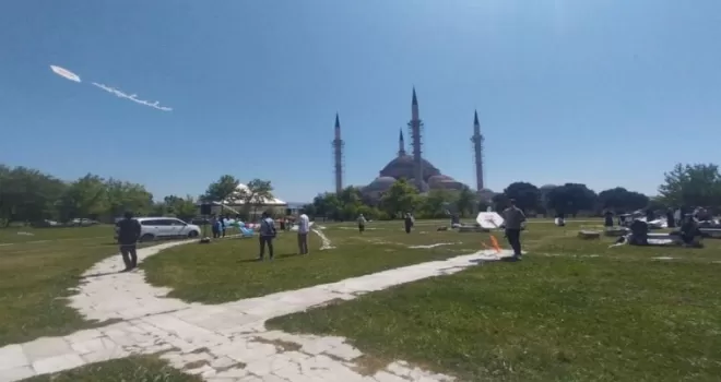 Bursa’dan Filistin ve Doğu Türkistan’a uçurtmalı destek