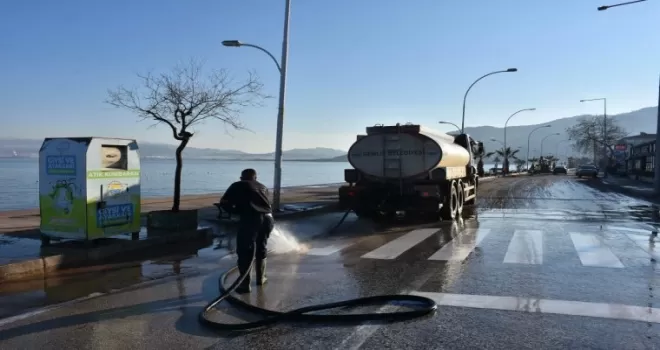 Bursa Gemlik’te Kurşunlu sahilinde fırtına sonrası temizlik
