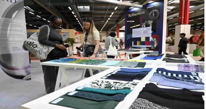 Bursa kumaşları Paris’te genç tasarımcılarla küresel vitrinlerde parladı