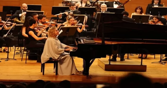 Bursa Nilüfer Senfoni Orkestrası ilk konserinde Gülsin Onay’ı ağırladı