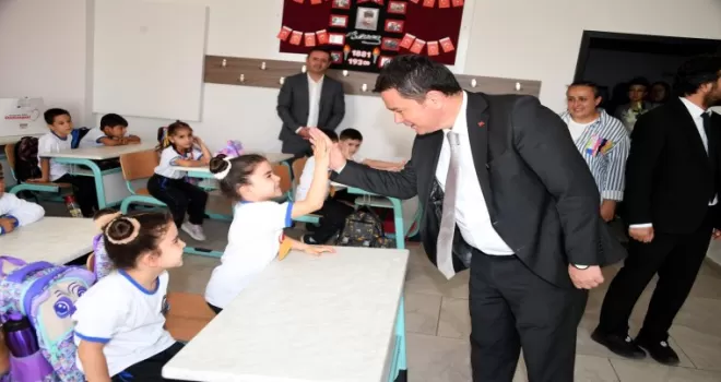 Bursa Osmangazi’de Başkan Aydın, miniklerin ilk ders heyecanına ortak oldu