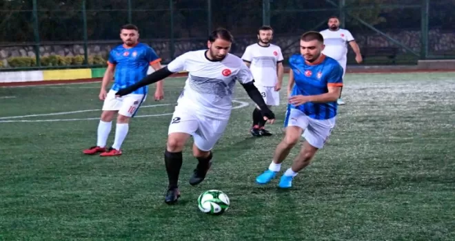 Bursa Osmangazi’de Geleneksel Halı Saha Turnuvası başladı
