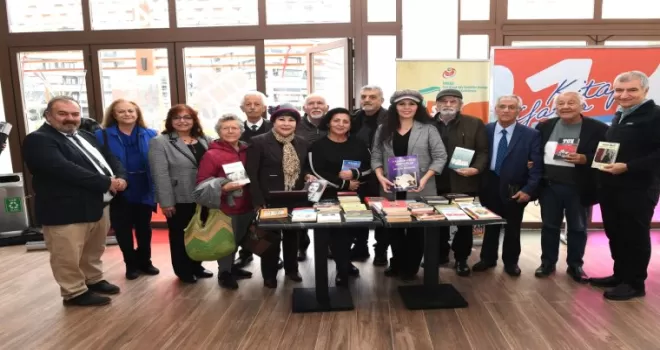 Bursa Osmangazi’de Şiir Kütüphanesi’nin rafları bağışlarla zenginleşiyor