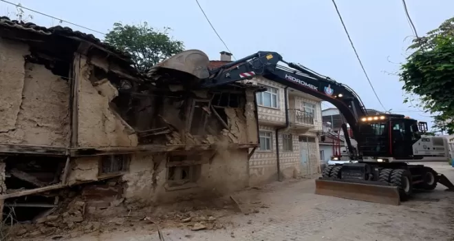 Bursa Yenişehir’in kırsalındaki metruk binalar da yıkılıyor