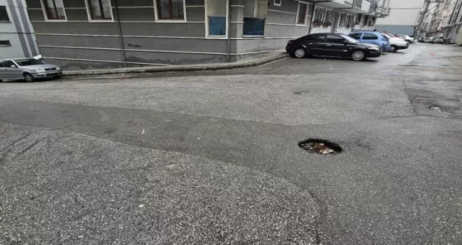 Bursa Yıldırım’da yol ortasındaki çukurda araçlar hasar görüyor